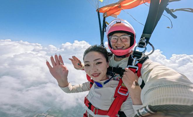 这个暑期高空跳伞有点热：有人在现场求婚、有人带着“心愿清单”来挑战