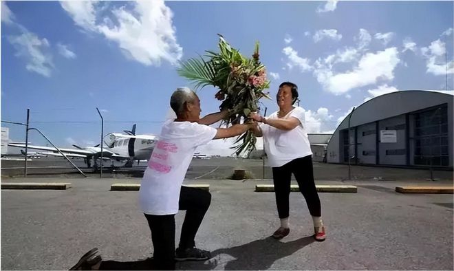 江苏小伙将患癌父亲骗到国外从4200米高空跳伞结局令人泪目(图20)